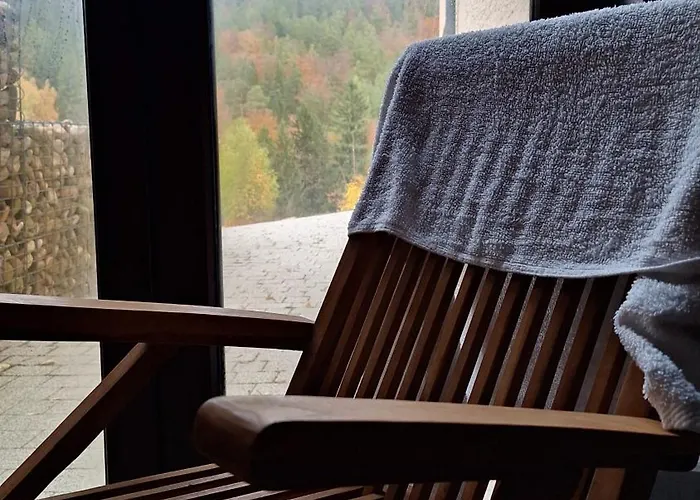 Skalnica- Z Widokiem Na Gory, Przy Szlakach