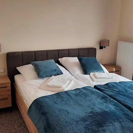 Skalnica- Z Widokiem Na Góry, Przy Szlakach *