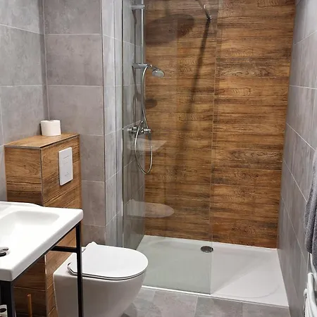 Skalnica- Z Widokiem Na Gory, Przy Szlakach *