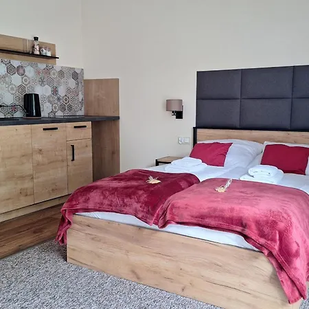 Skalnica- Z Widokiem Na Góry, Przy Szlakach