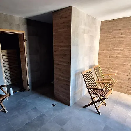 Skalnica- Z Widokiem Na Gory, Przy Szlakach