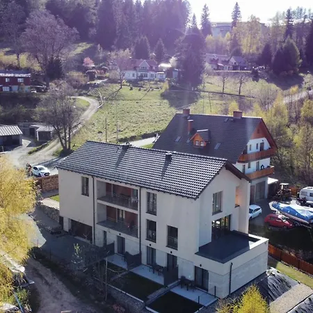 Skalnica- Z Widokiem Na Gory, Przy Szlakach