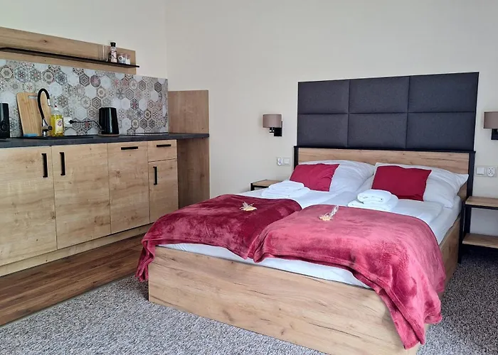 Skalnica- Z Widokiem Na Gory, Przy Szlakach