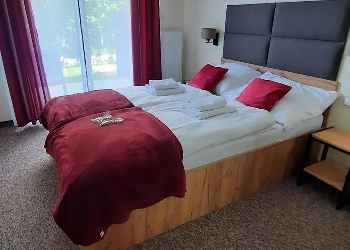 Skalnica- Z Widokiem Na Gory, Przy Szlakach