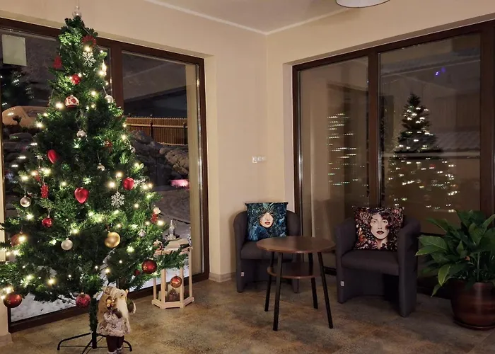 Skalnica- Z Widokiem Na Gory, Przy Szlakach