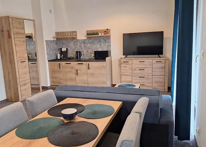 Skalnica- Z Widokiem Na Góry, Przy Szlakach