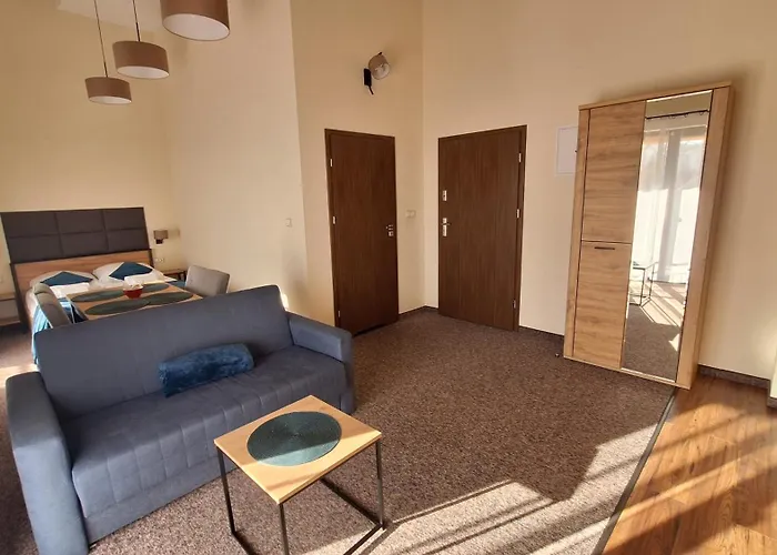 Skalnica- Z Widokiem Na Góry, Przy Szlakach