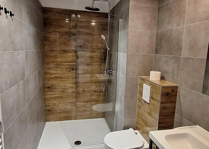 Skalnica- Z Widokiem Na Gory, Przy Szlakach *